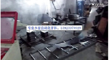 電水壺扇形料自動(dòng)化開(kāi)料，MT料架收放料，兩臺(tái)NC送料機(jī)，兩臺(tái)沖床連線(xiàn)自動(dòng)化開(kāi)料