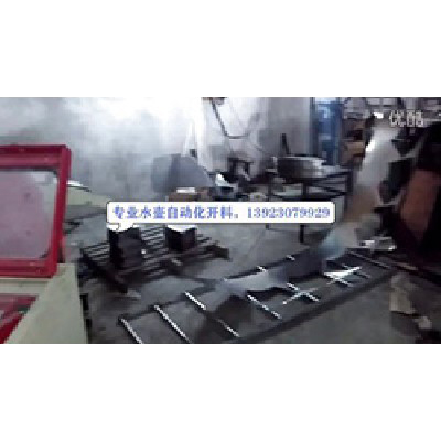 電水壺扇形料自動(dòng)化開料，MT料架收放料，兩臺(tái)NC送料機(jī)，兩臺(tái)沖床連線自動(dòng)化開料